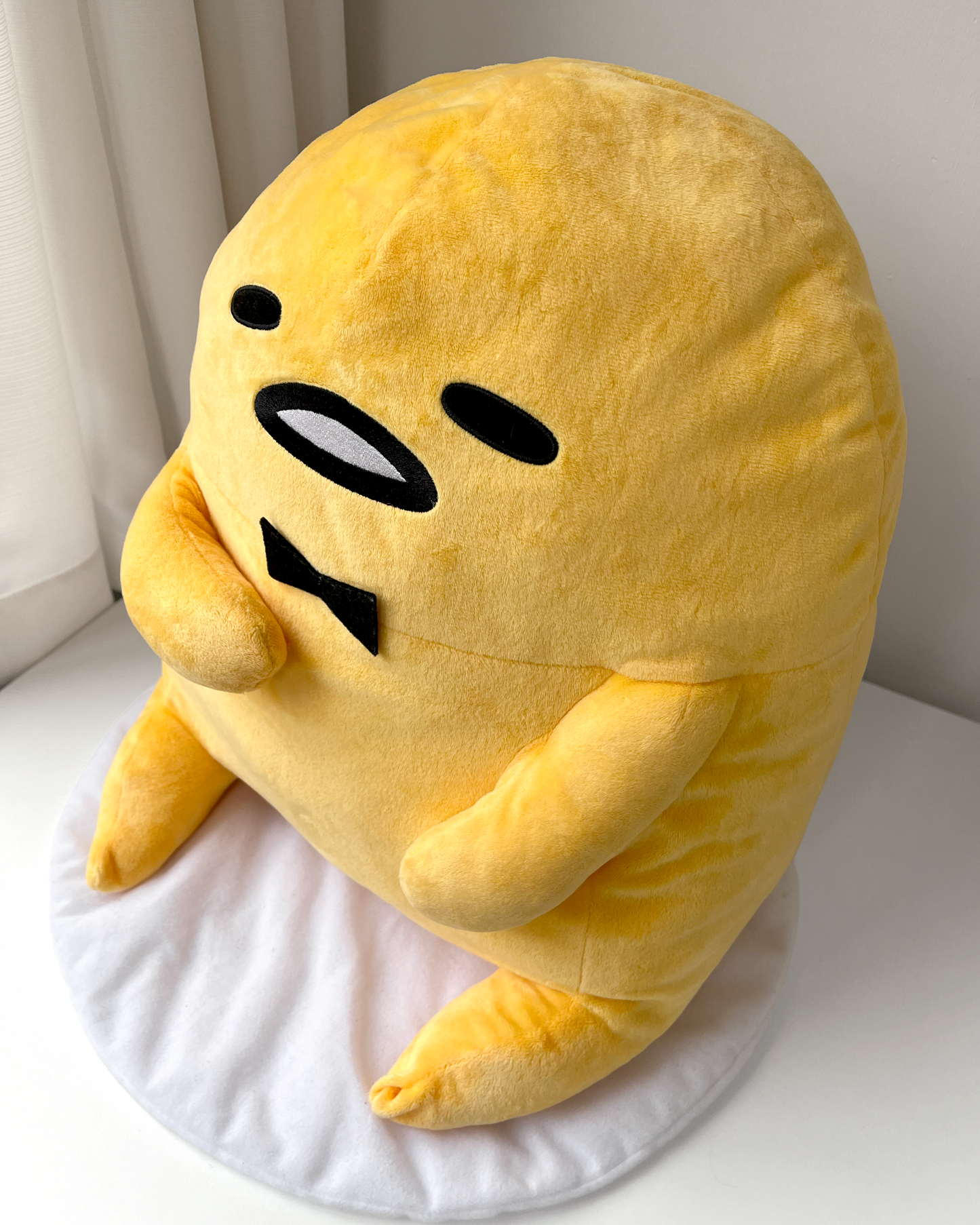 Gudetama Elegante Peluche Gigante © SANRIO CO., LTD