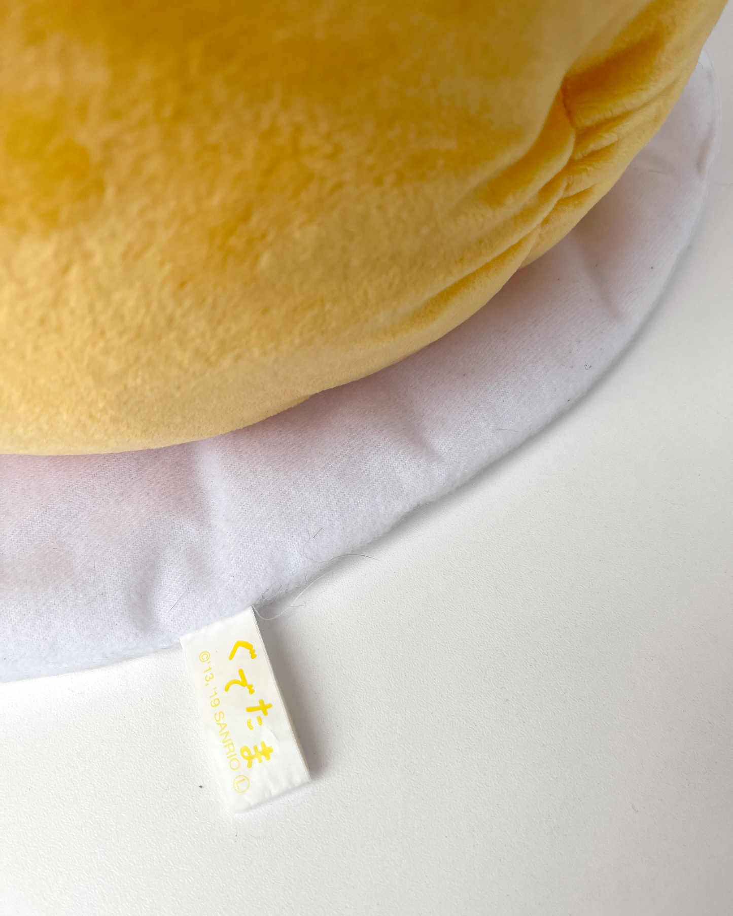 Gudetama Elegante Peluche Gigante © SANRIO CO., LTD